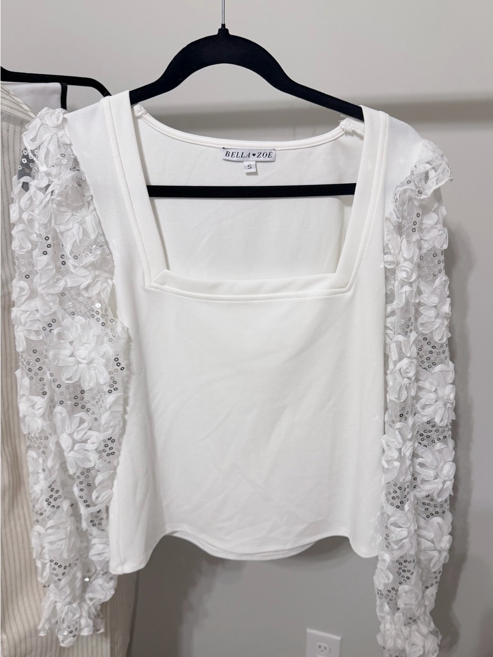 BELLA ZOE White Floral Sequin Sheer Sleeve Top Size Small *NWOT*